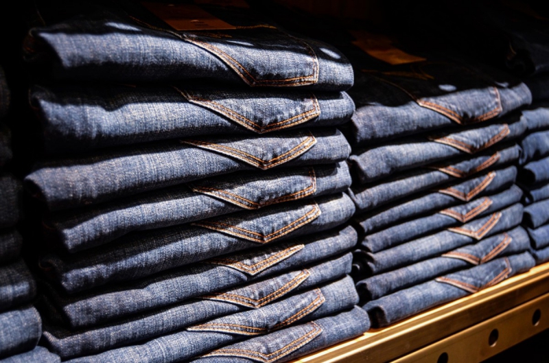 magasin-PEONE-min_jeans_pants_blue_shop_shopping_shelf_exhibition_buy-940702