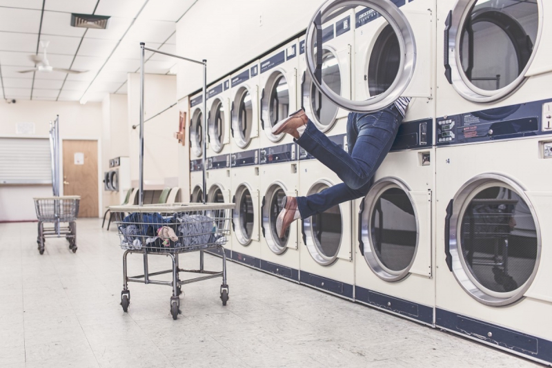 magasin-PEONE-min_laundry_washing_machines_housewife_household_laundry_shop_woman_funny_accident-946996